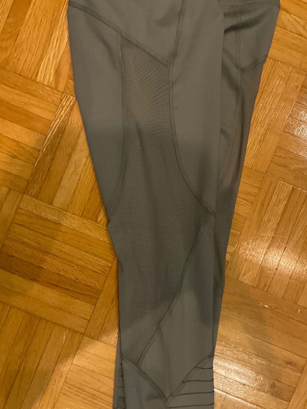 Abercombie & Fitch leggings with peekaboo hip detail - Picture 3 of 4